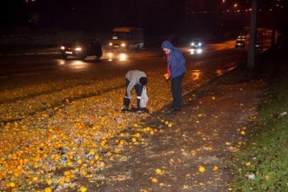 Вдохновленная Новым годом фура потеряла мандарины в Днепре