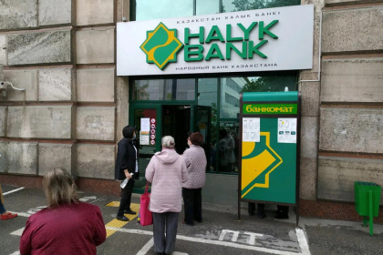 Банки Казахстана по собственной инициативе блокируют рублевые платежи