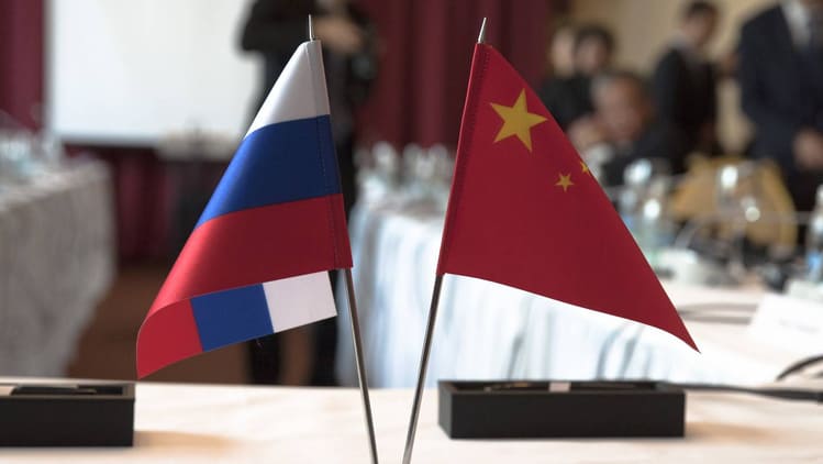 Во внешнеторговых отношениях с Китаем ведет Россия