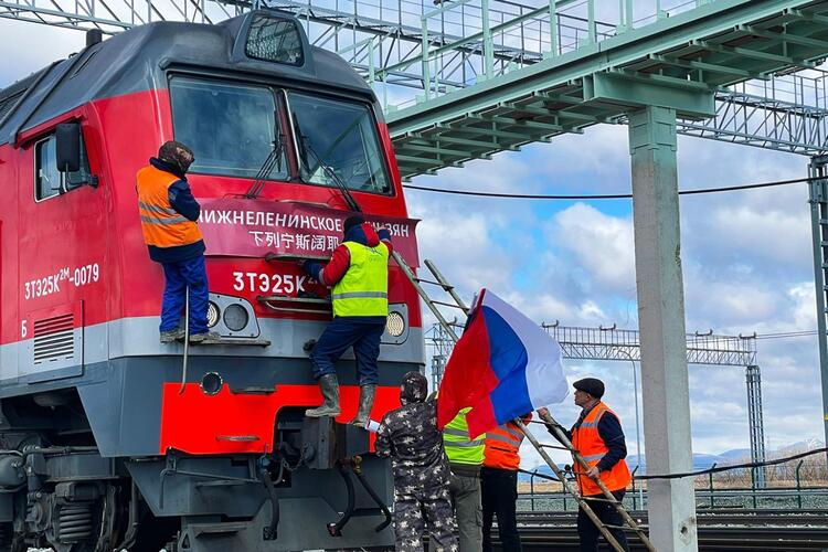 Россия готова пустить поезда по первому железнодорожному мосту в КНР, как только Пекин даст отмашку