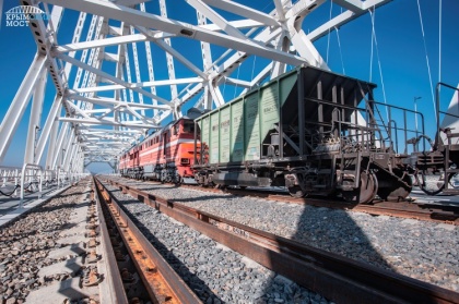 Железнодорожную часть Крымского моста испытывают на прочность – щебнем