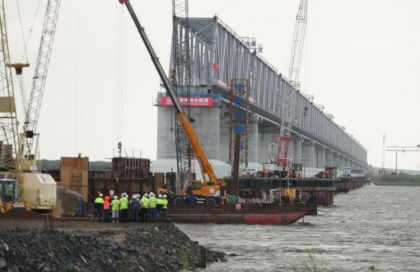 Железнодорожный пункт пропуска «не отстанет» от моста в Китай. Людей и технику нашли