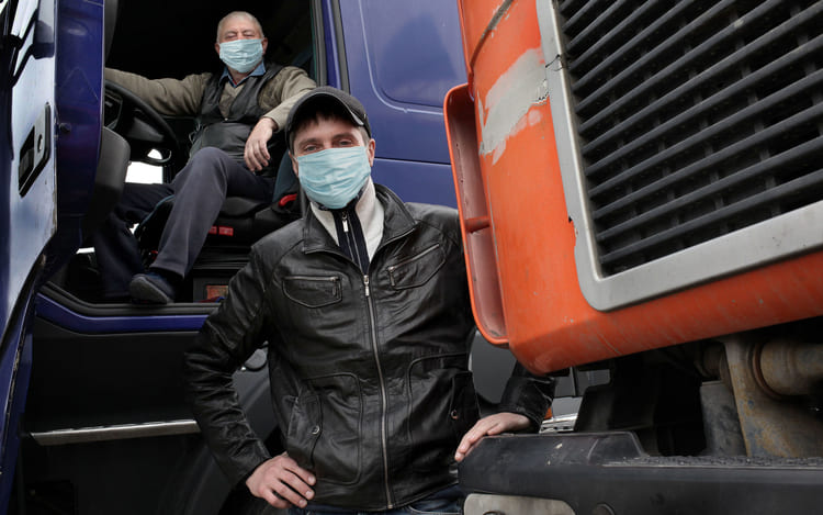 КНР отправляет российских дальнобойщиков «в карантин» на 3 месяца