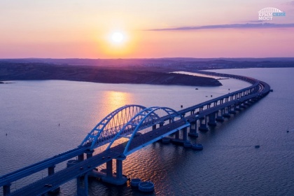 Летом на Крымском мосту выросла не только температура. Но и грузовой трафик