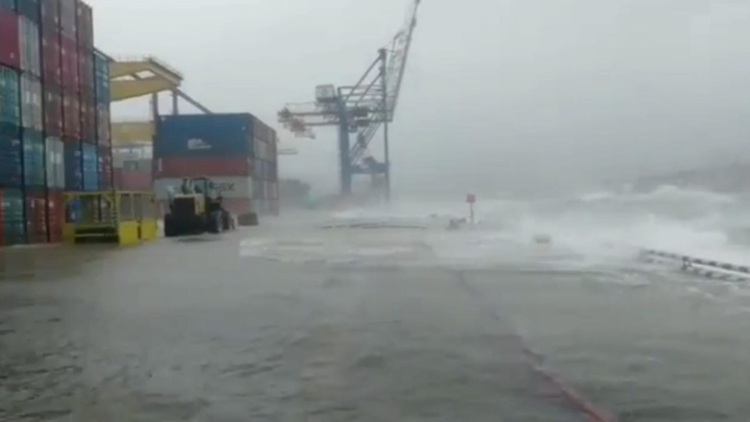 Дальневосточные порты испытывает стихия