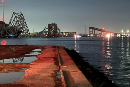 В США контейнеровоз не смог пройти под мостом без печальных последствий