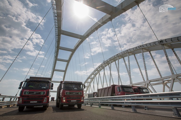 Грузовики не спеша, без рекордов «обкатывают» Крымский мост. В обе стороны
