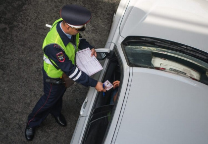 Новый приказ внес ясность, на что имеют право инспекторы ГИБДД на дороге