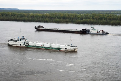 Большие грузовые лодочки поплывут-покачаются по Иртышу-реке. Из Сабетты аж в Казахстан
