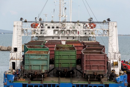 «Укрзализныця» просит морских паромщиков подарить надежду вагонам. А грузовикам – потом 