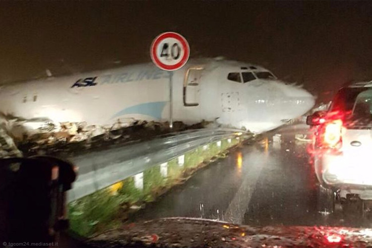 Грузовому самолету компании DHL стало немножечко тесно в аэропорту итальянского Бергамо