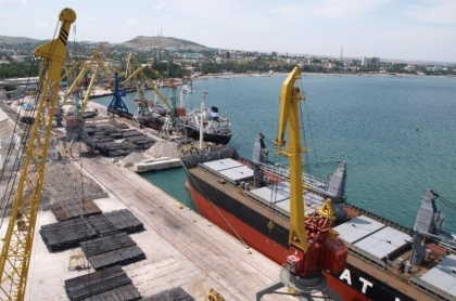 Феодосийский порт очень надеется на грузы с материка и уже готовит для них новенький склад