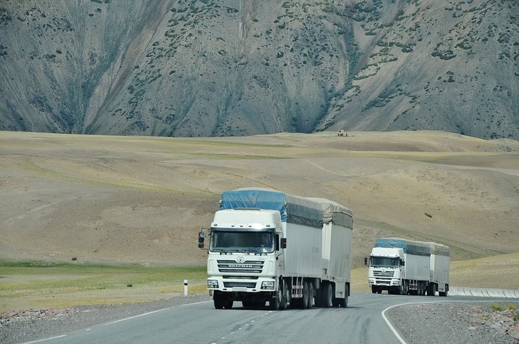Эксперт: киргизские банки отказывают в проведении платежей по спорным номенклатурам грузов