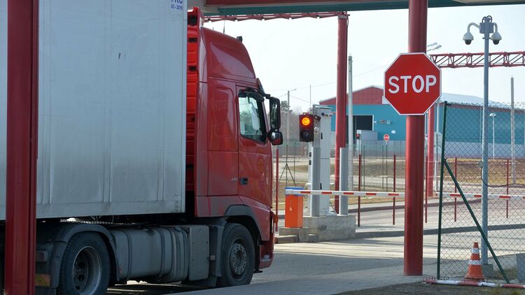 Шведская сторона «не дозволяет» российским грузовикам въехать