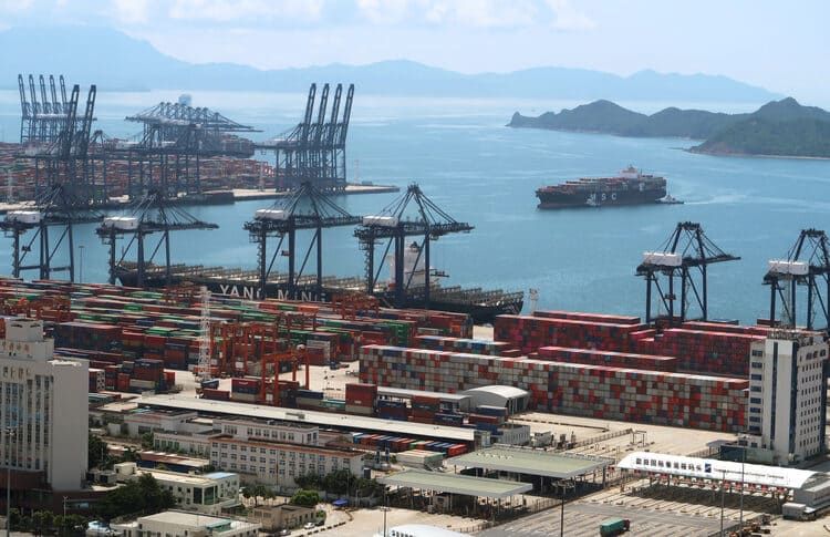 Китайский Яньтянь поставил экспортные контейнеры в очередь