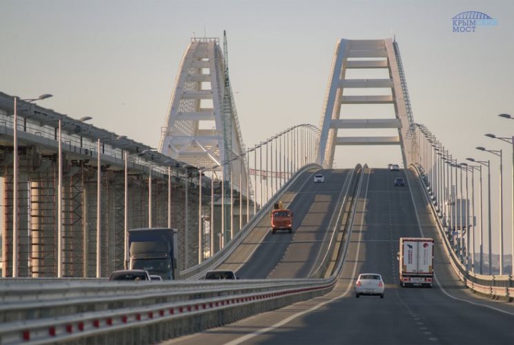 Первые именины Крымского моста обсчитали в рублях, тоннах и километрах
