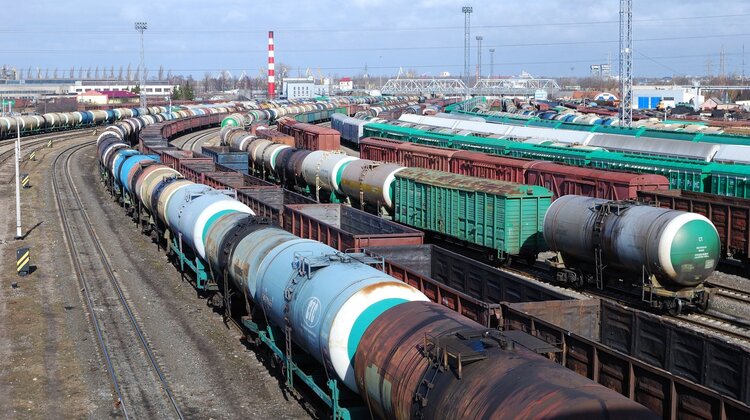 С морских плеч на железнодорожные: грузовую базу для Калининграда перераспределят