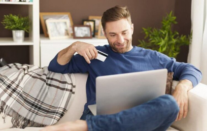 Мужчины предпочитают дожидаться онлайн-покупок на диване