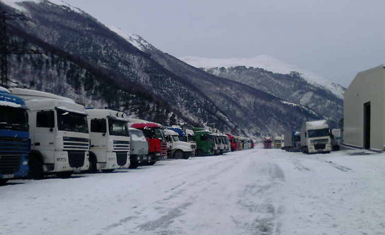 Пленники снежного Ларса: большегрузы проведут четвертую ночь в горах
