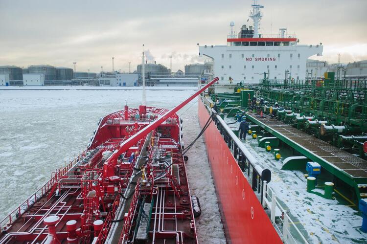 Купленное топливо, суда во Владивостоке по два месяца ждут