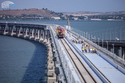Крымский мост «тронулся». С полуострова выехал первый поезд