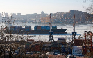 Свободный порт Владивосток начал раскачиваться, и эти движения привлекают