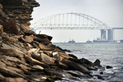 Крымский мост едет, не стоит