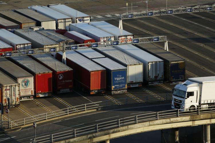 Великобритания готовит грузовики к жесткому Brexit