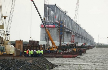 Китай уже год ждет железнодорожный мост через Амур. И придется еще подождать