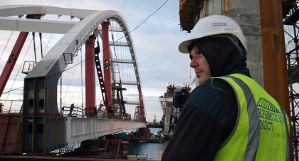 Строители Крымского моста мелким оптом попали под «санкционную раздачу» Киева