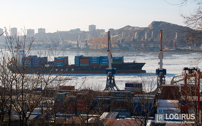 Свободный порт Владивосток начал раскачиваться, и эти движения привлекают