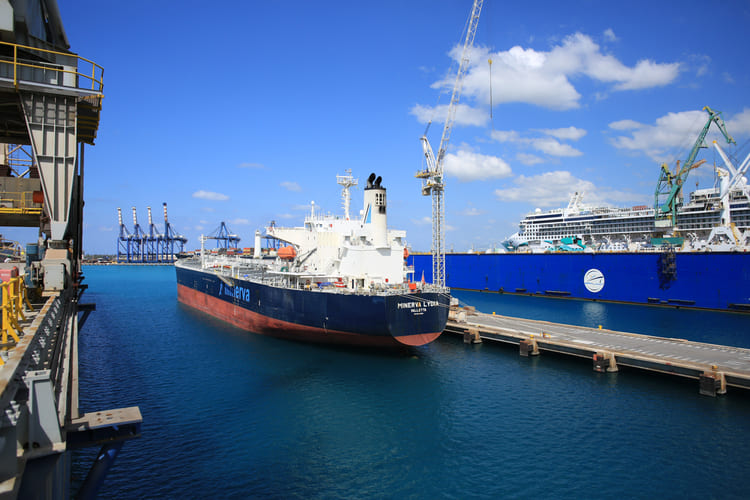 Санкции США наконец-то повлияли на судоходные компании. Пока только греческие