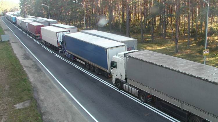 «Пробки» выходного дня: сотни грузовиков вторые сутки стоят на границе с ЕС