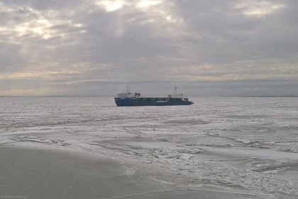 Февраль подложил лед: паромы ледового класса не справляются с перевозкой грузовиков