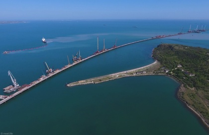 Четыре понтона для транспортировки арок Керченского моста спустили на воду