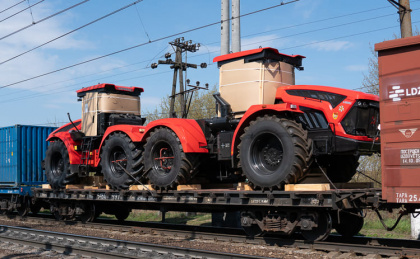 Российские тракторы «на своих четверых» по железной дороге не проедут, а платформ на всех не хватает