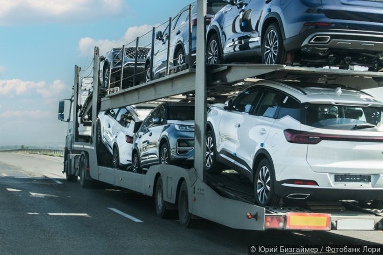 Пробка длиной в миллиарды: автоимпорт в РФ уперся в границу