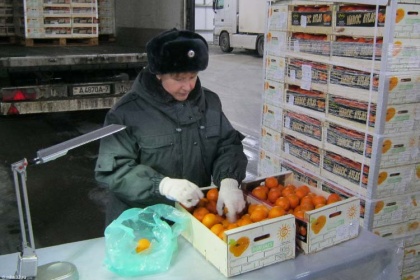 Белорусские машины вскрывают на границе, а товары выгружают «на улицу»