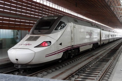 Высокоскоростной поезд Talgo-250 отправлен через «одно окно» и доставлен другим поездом – с тормозами