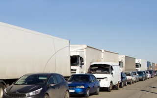 Казахстанские грузовики стоят на границе с Россией. В недоумении