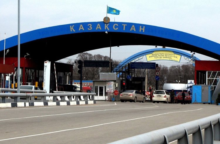 Казахстан «опломбирует» иностранные фуры