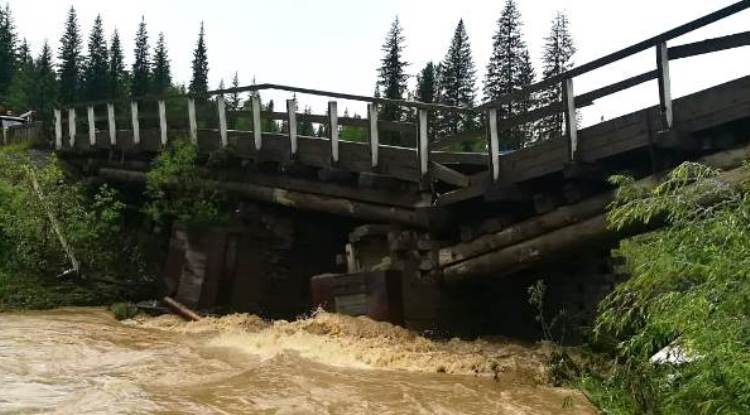 Смываемся: дороги и мосты в России не устояли под проливными дождями