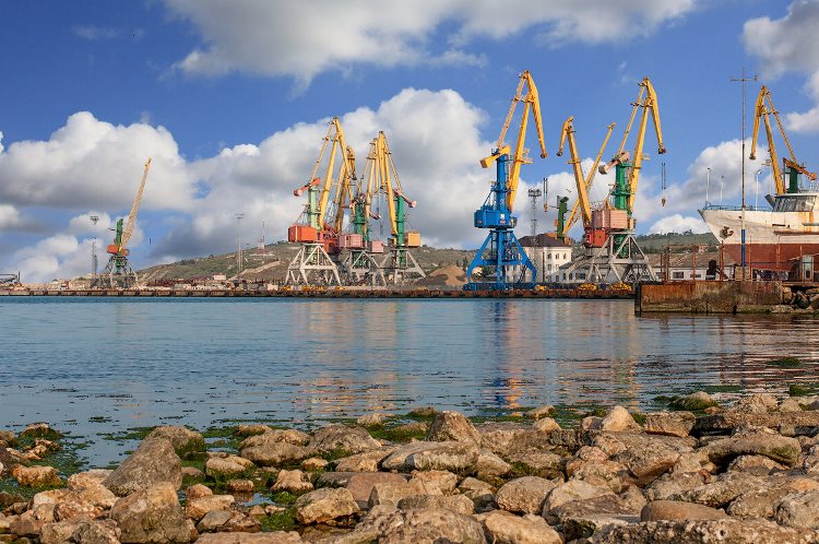 Немецкие депутаты хотят «открыть» крымские порты. Для импорта и экспорта