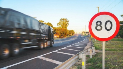 Эксперт: транспортные компании ограничивают скорость своих грузовиков ниже разрешенных лимитов