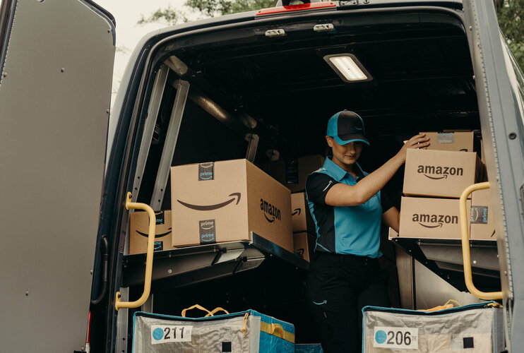 Amazon запатентовала фургоны-«авианосцы»