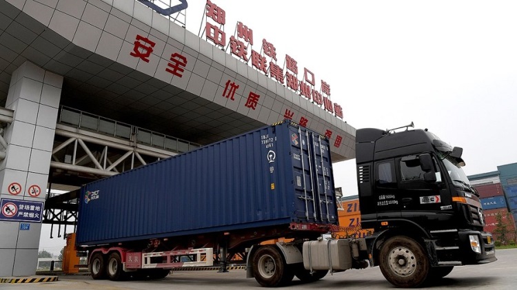 Китай вышел из «транспортного оцепенения»: грузы выезжают и уплывают из КНР