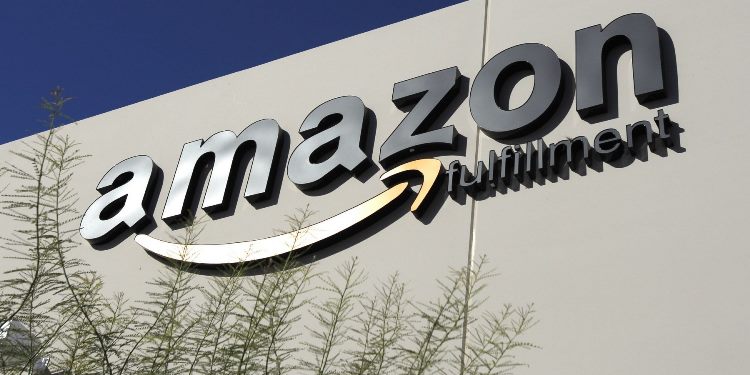 Amazon и хочется выжить UPS и FedEx с рынка доставки, и колется