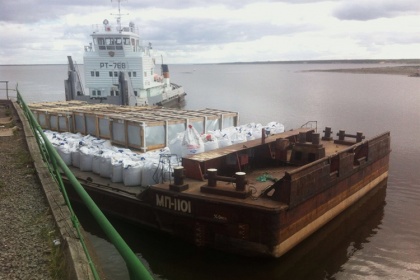 Тысячу тонн цемента успешно довезли до Ямала без дороги – она появляется там только зимой