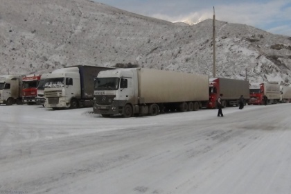 Большегрузы встают на прикол: Военно-Грузинская дорога закрыта как минимум на три дня