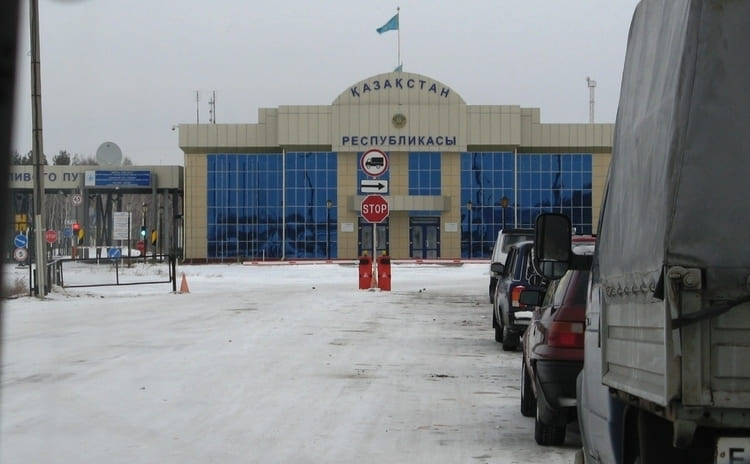Эксперт: на погранпереходах в Казахстане не работает система оформления транзита